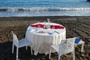 Tavolo in Spiaggia al Club Sol Levante dove festeggiare un'occasione speciale come San Valentino o Anniversario di Matrimonio e Fidanzamento